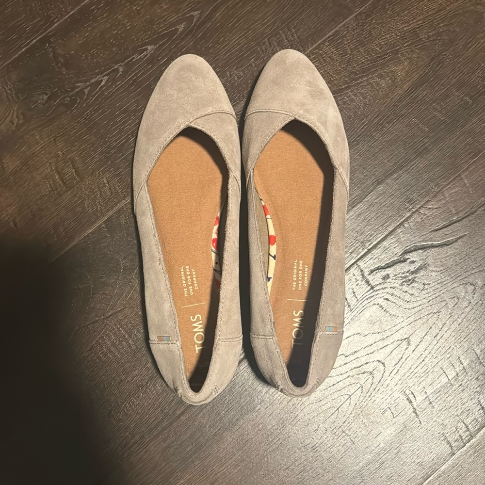 NBW Women’s TOMS Julie/Jutti suede flats in Desert Taupe.